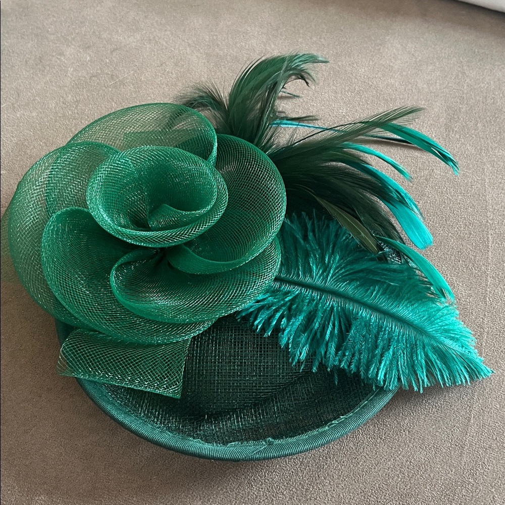 Elegant Derby Fashion Green Fascinator with Feathers